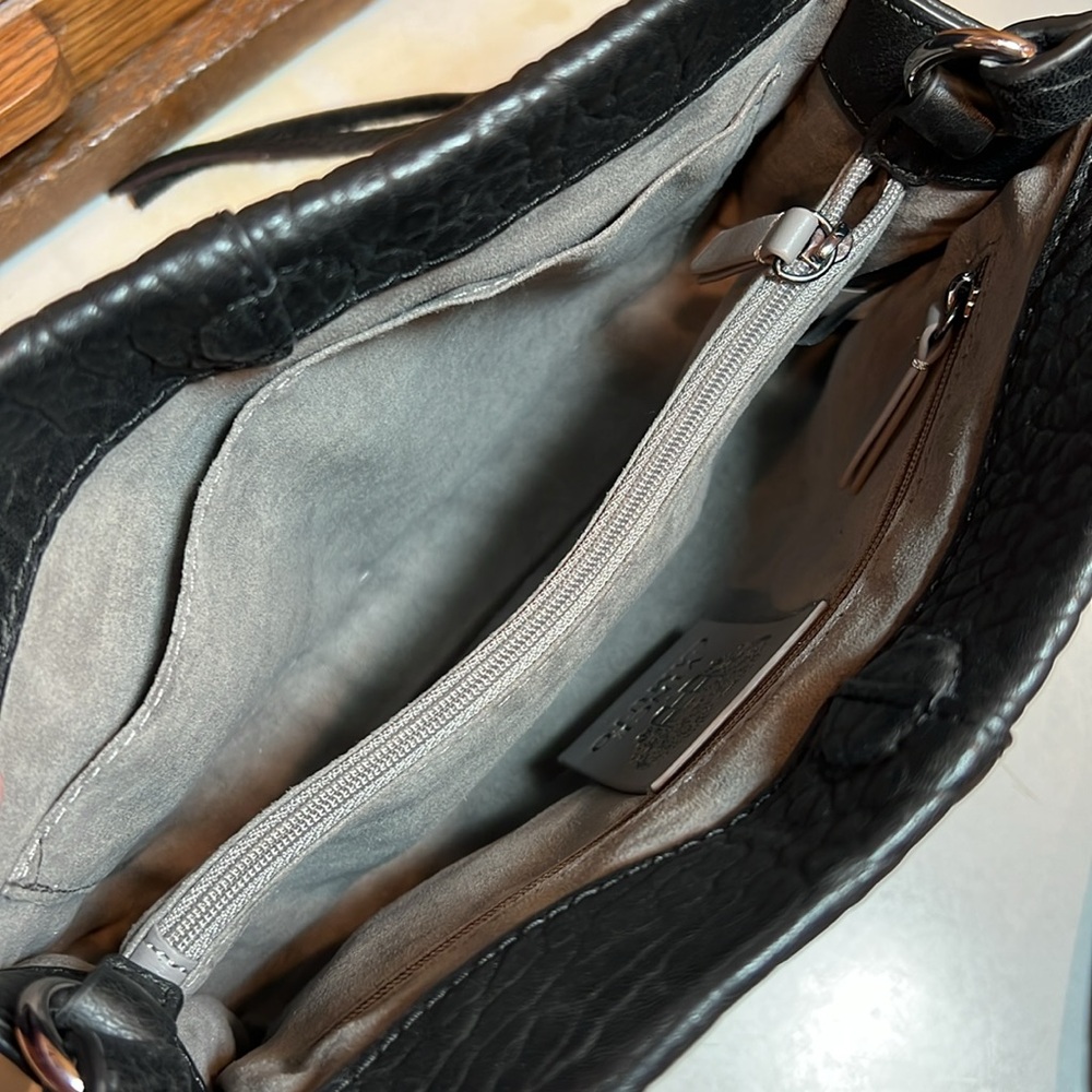 Vince Camuto black pebble leather lambskin crossbody / shoulder bag - Picture 14 of 17